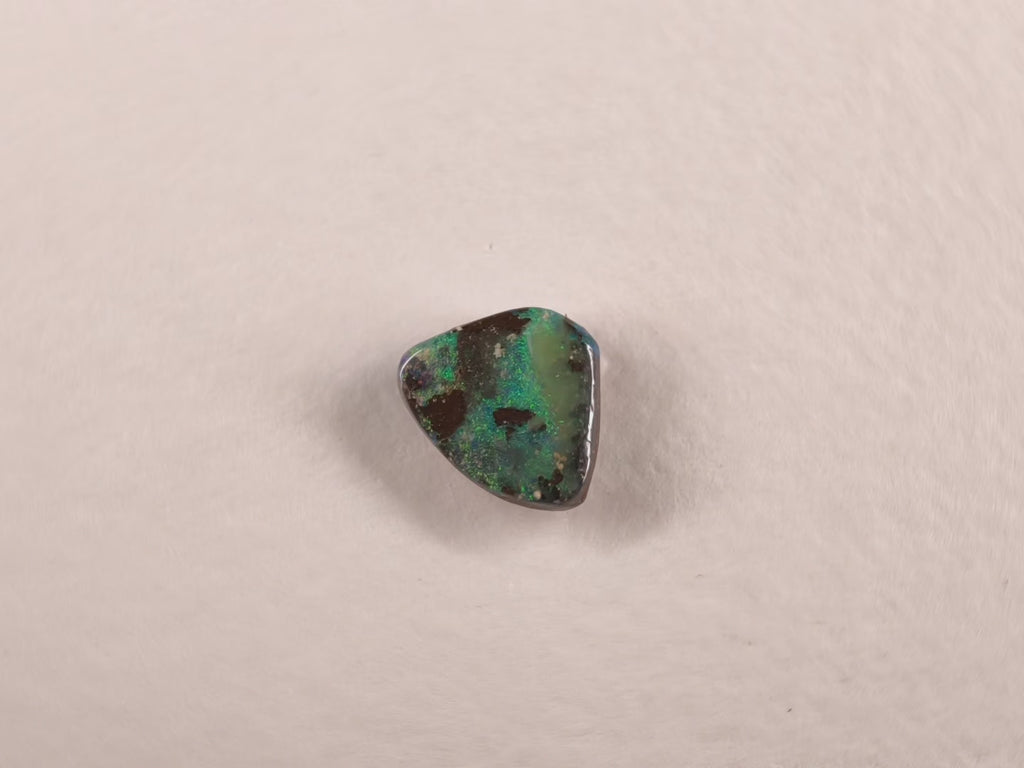 Opale boulder d’Australie — forme libre — 2,4 ct