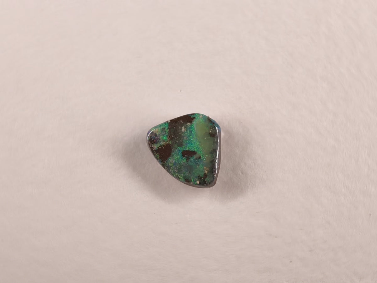 Opale boulder d’Australie — forme libre — 2,4 ct