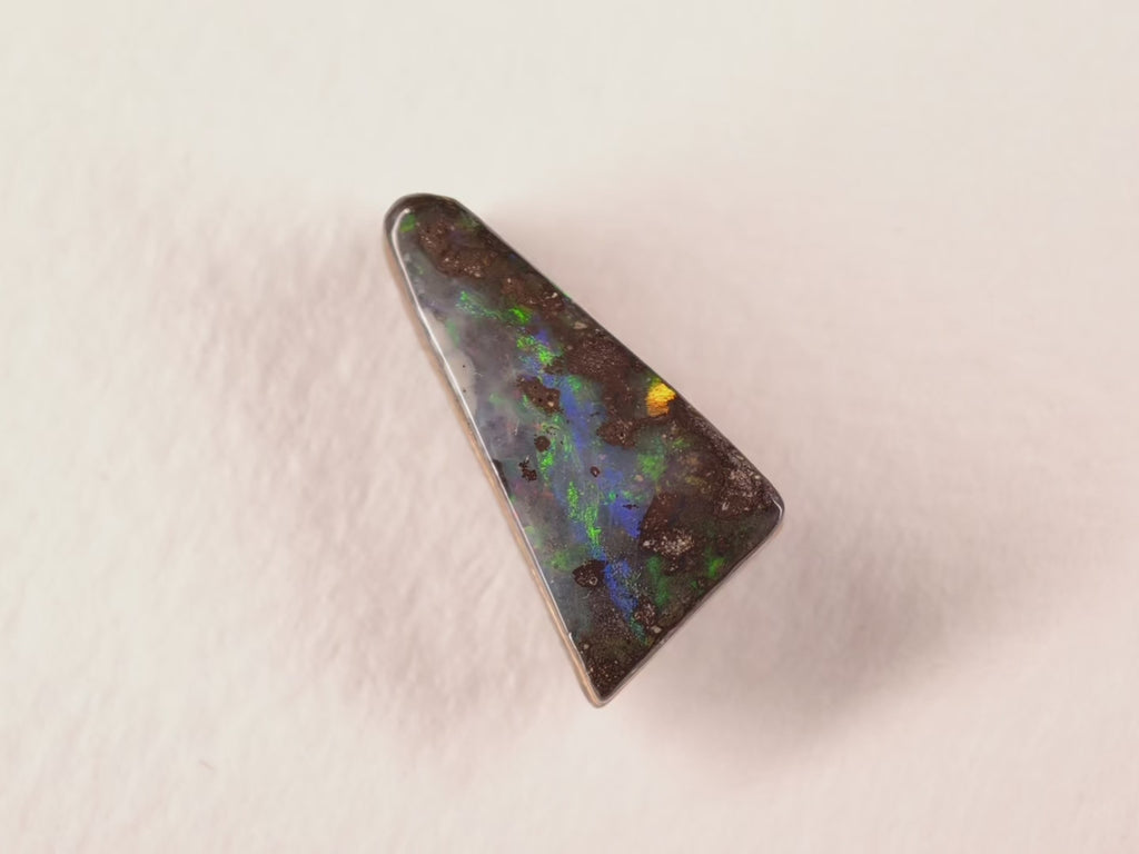Opale boulder d’Australie — forme libre — 11,7 ct