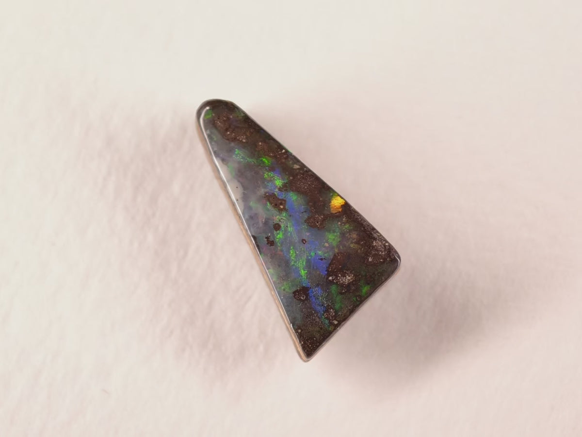Opale boulder d’Australie — forme libre — 11,7 ct