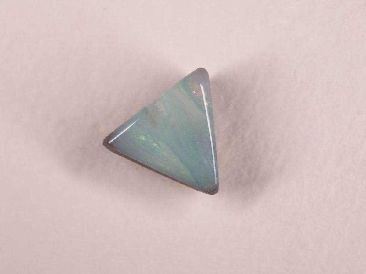 Opale boulder d’Australie — triangle — 7 ct