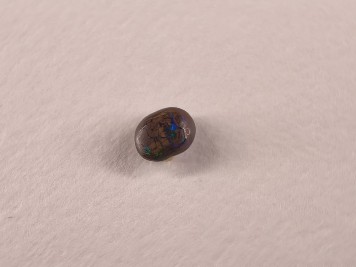 Opale boulder d’Australie — forme libre — 1,5 ct