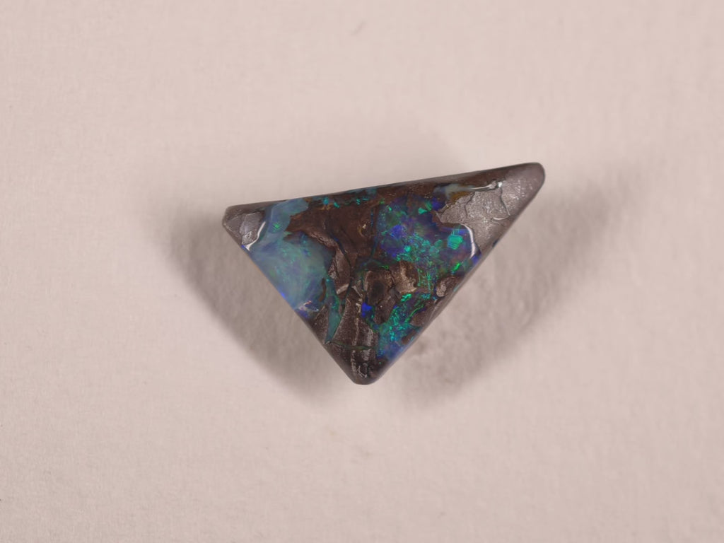 Opale boulder d’Australie — triangle — 3 ct