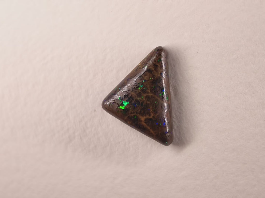 Opale boulder d’Australie — triangle — 8,7 ct