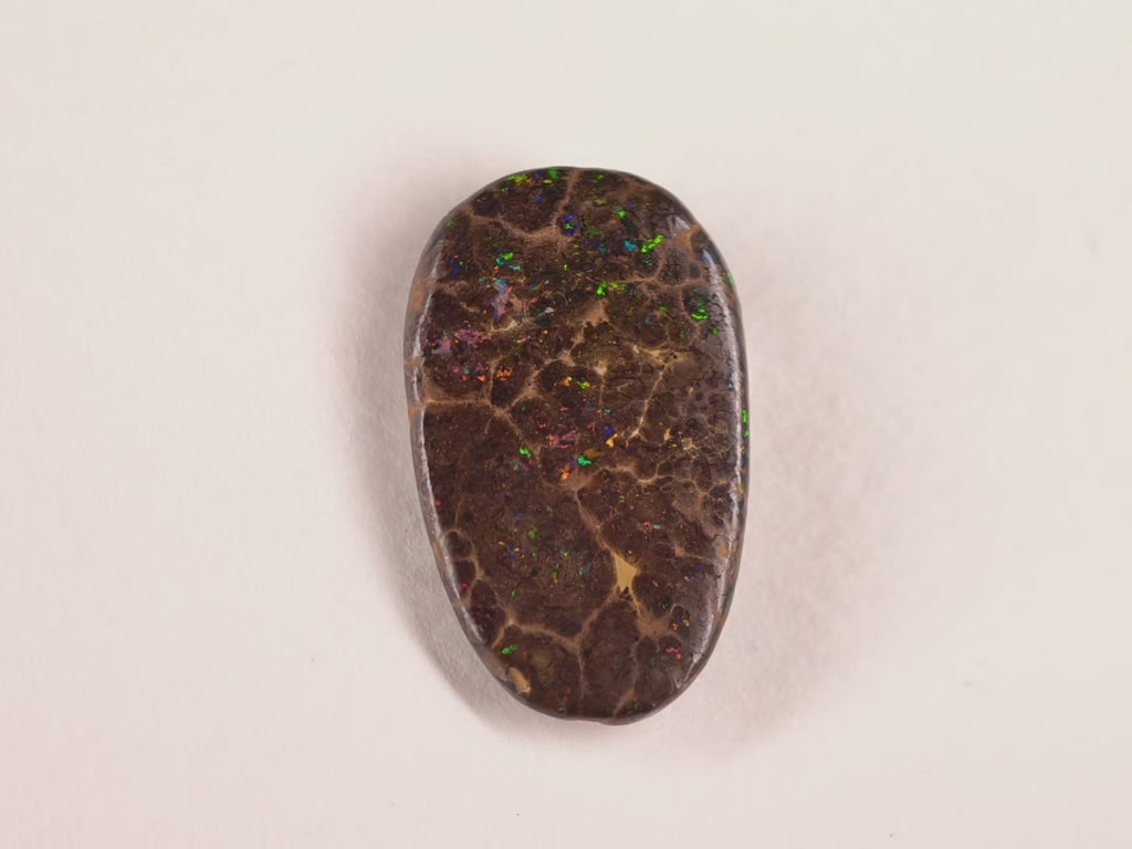 Opale boulder d’Australie — forme libre — 12 ct