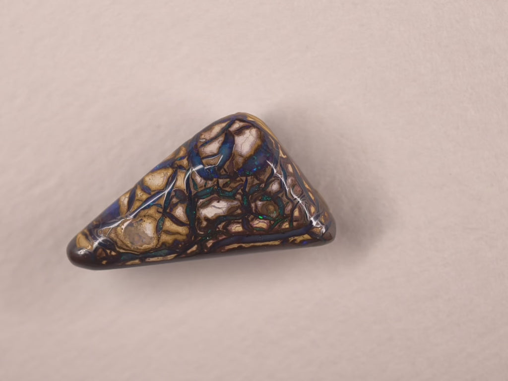 Opale boulder d’Australie — triangle — 9,9 ct