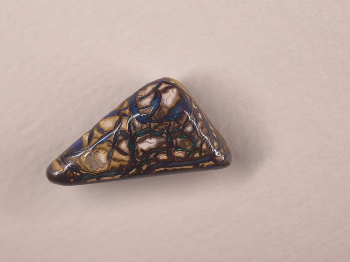 Opale boulder d’Australie — triangle — 9,9 ct