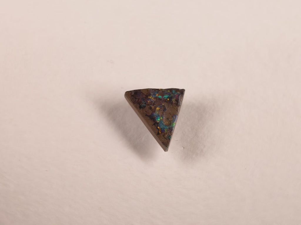 Opale boulder d’Australie — triangle — 3,9 ct