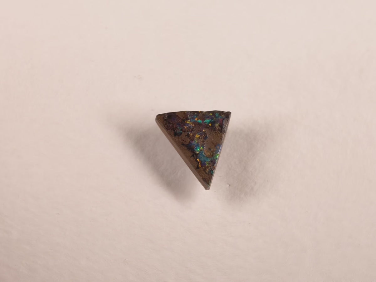 Opale boulder d’Australie — triangle — 3,9 ct