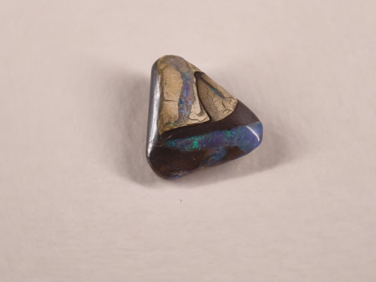 Opale boulder d’Australie — forme libre — 4,4 ct