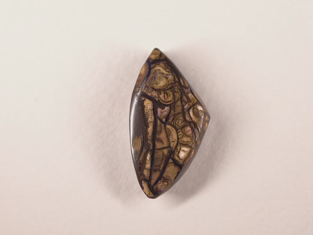 Opale boulder d’Australie — forme libre — violet — 28 ct