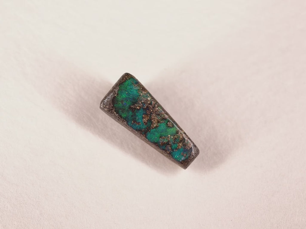 Opale boulder d’Australie — forme libre — 4,6 ct