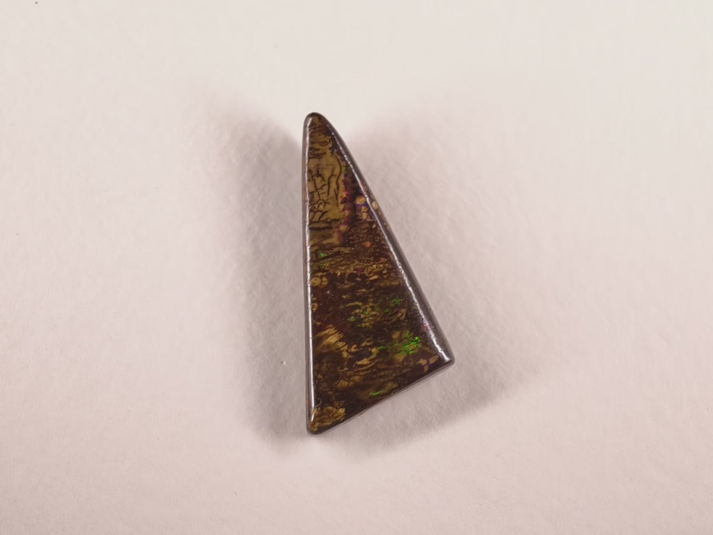 Opale boulder d’Australie — triangle — 15 ct