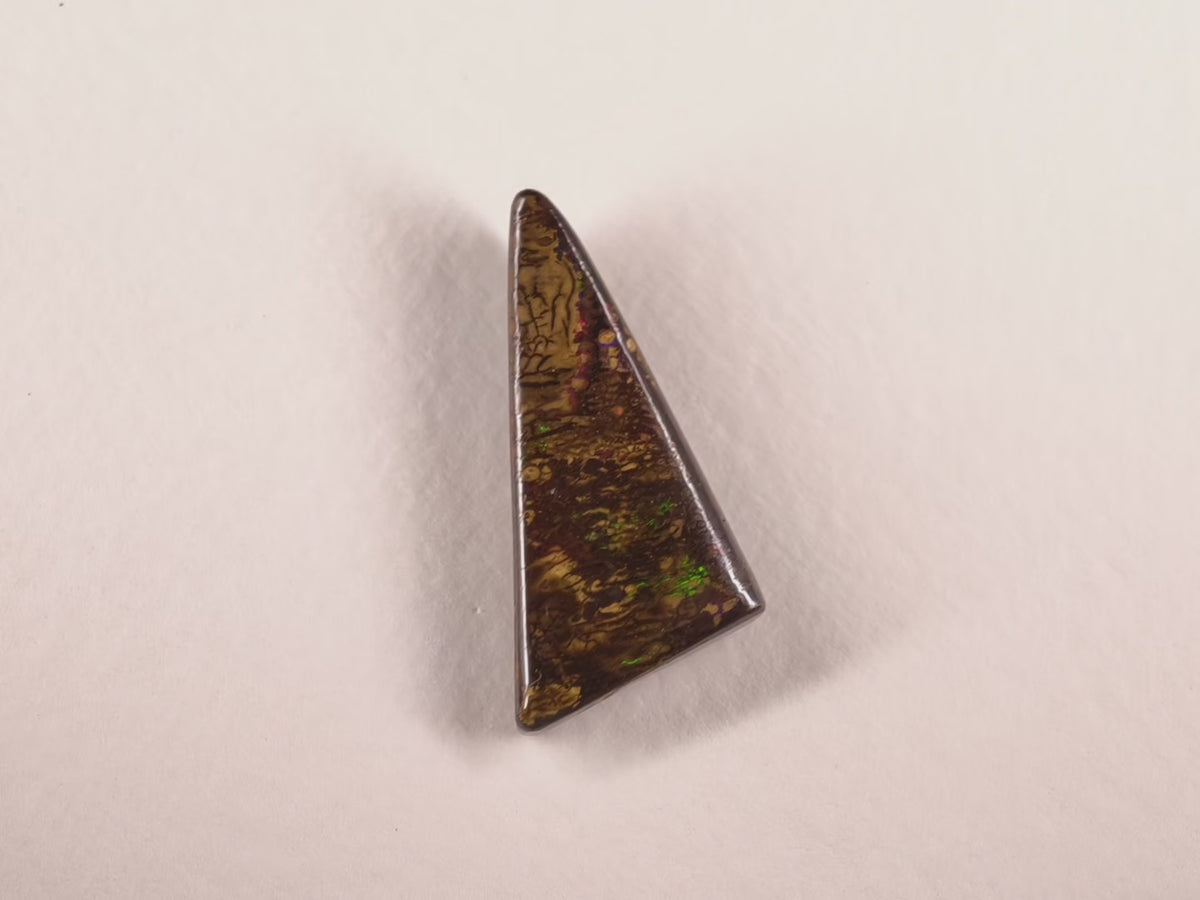 Opale boulder d’Australie — triangle — 15 ct