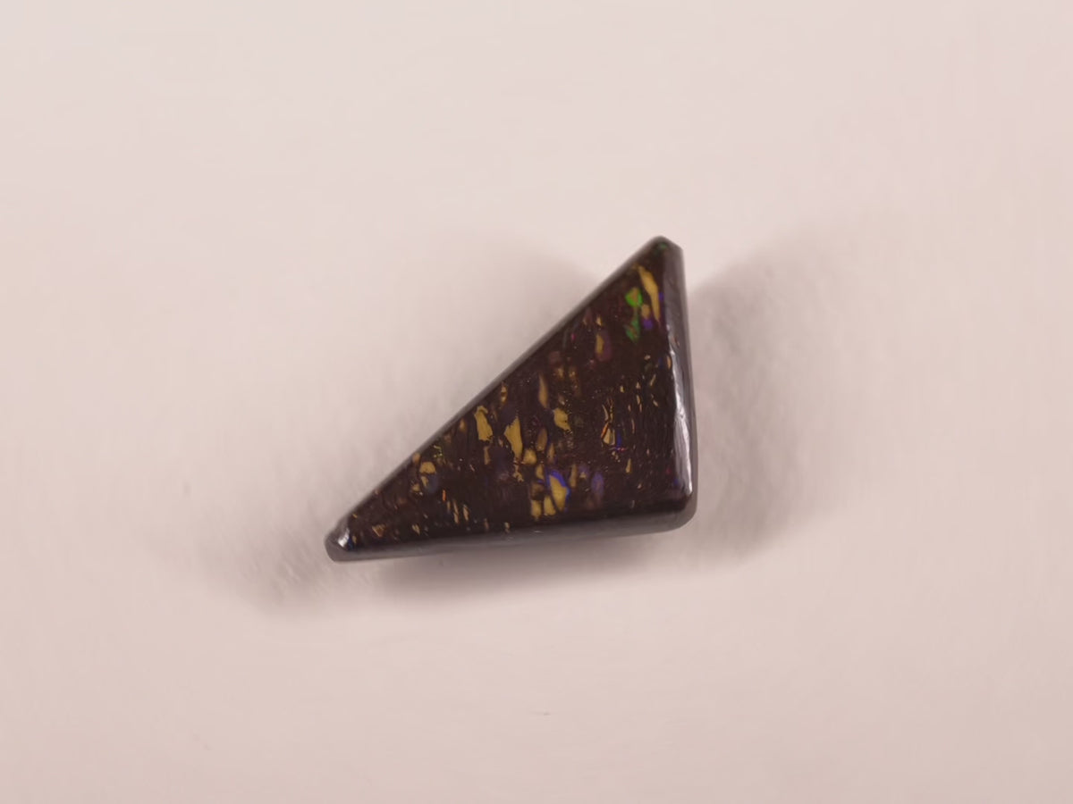 Opale boulder d’Australie — triangle — 9,8 ct