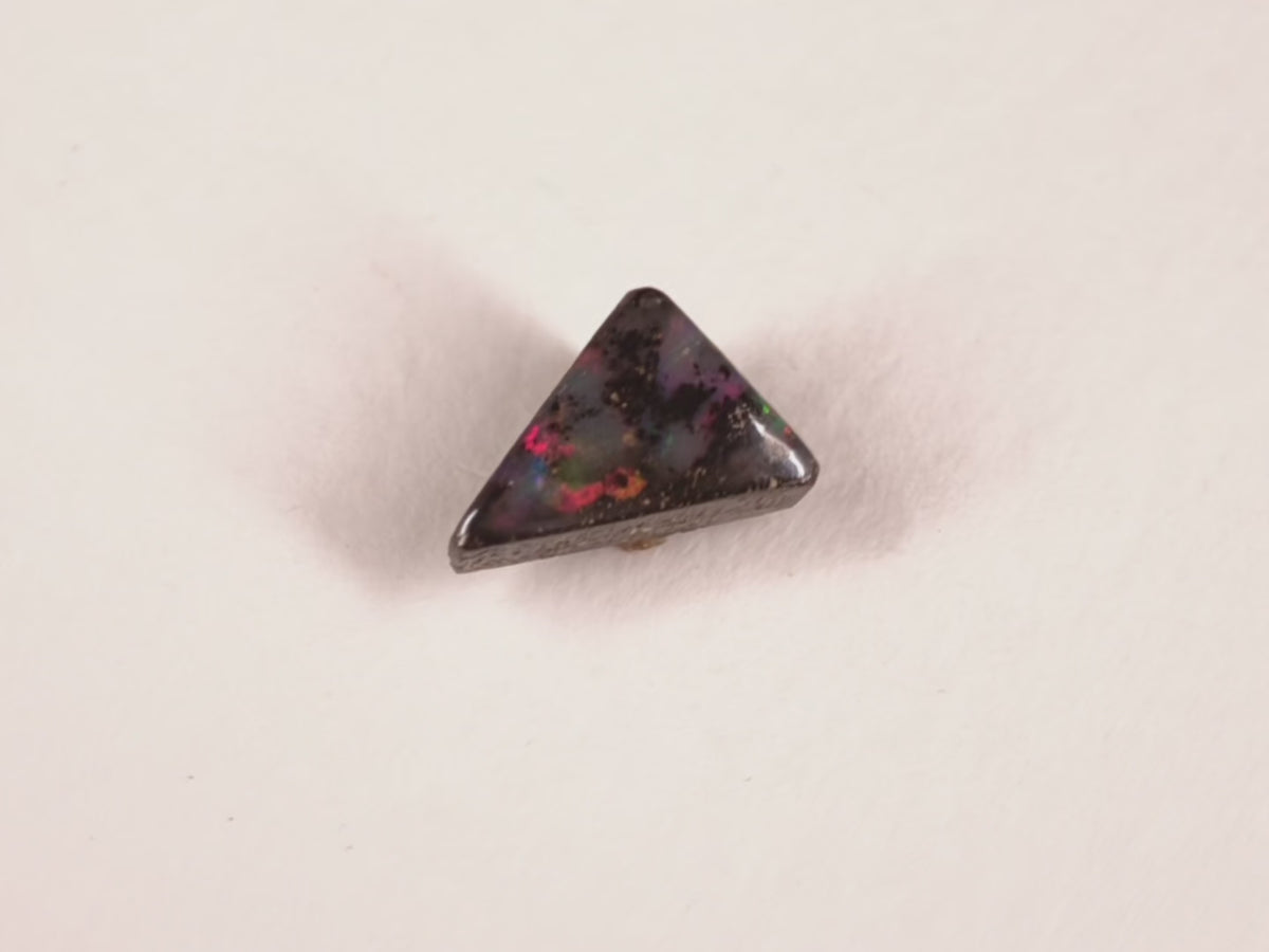 Opale boulder d’Australie — triangle — 2 ct