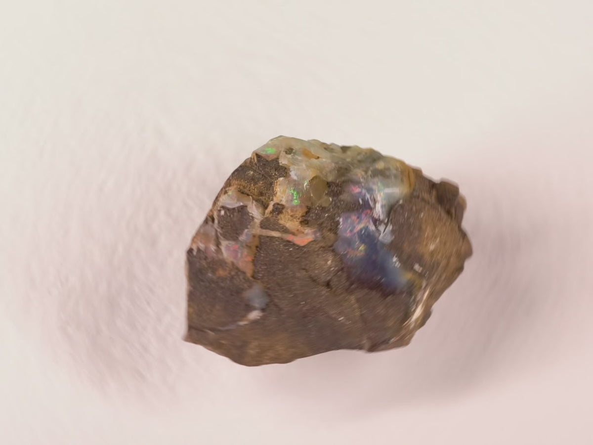 Opale boulder d’Australie — sculpture — 55 ct