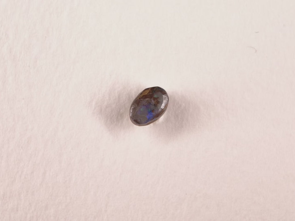 Opale boulder d’Australie — ovale — bleu, vert — 0,9 ct